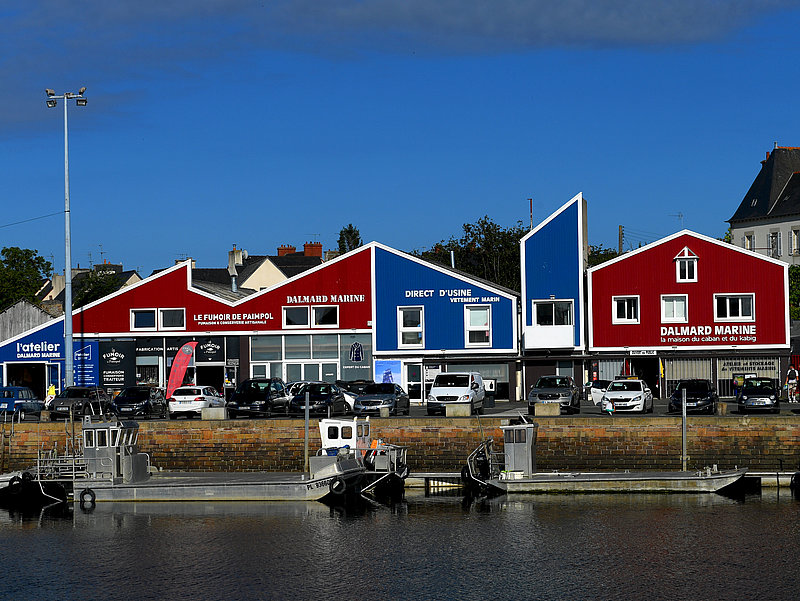 Bâtiment bleu et rouge de Dalmard Marine sur le port de Paimpol Bâtiment bleu et rouge de Dalmard Marine sur le port de Paimpol