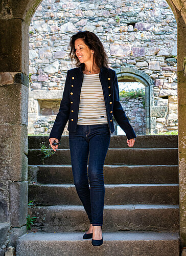 Femme qui se balade à l'Abbaye de Beauport en veste habillée et marinière