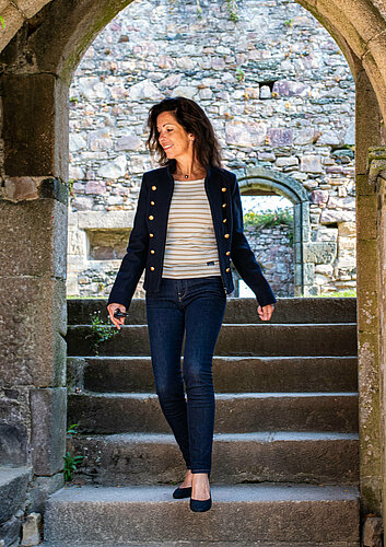 Femme qui se balade à l'Abbaye de Beauport en veste habillée et marinière