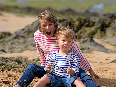 Enfants en marinières sur la plage