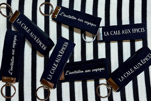 Personnalisation porte clés de l'atelier Dalmard Marine pour La Cale aux Epices Personnalisation porte clés de l'atelier Dalmard Marine pour La Cale aux Epices