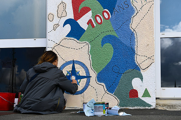 Peinture sur la façade pour l'évènement des 100 ans