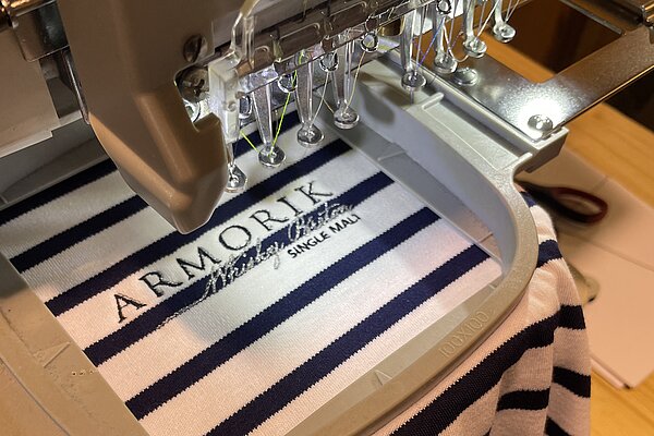 Personnalisation textile de l'atelier Dalmard Marine pour Armorik Whisky Breton Personnalisation textile de l'atelier Dalmard Marine pour Armorik Whisky Breton