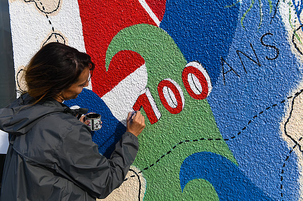 Peinture sur la façade à l'occasion des 100 ans