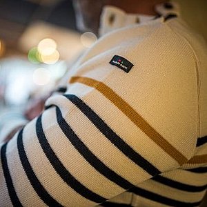 Détails des rayures d'un pull marin revisité Détails des rayures d'un pull marin revisité