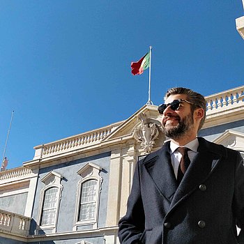 Portuguese Gentleman, au Palais royal de Queluz à Sintra, porte un caban Dalmard Marine Portuguese Gentleman, au Palais royal de Queluz à Sintra, porte un caban Dalmard Marine