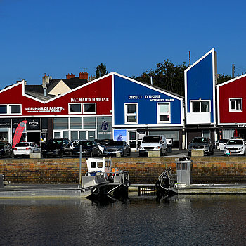 Bâtiment bleu et rouge sur le port de Paimpol