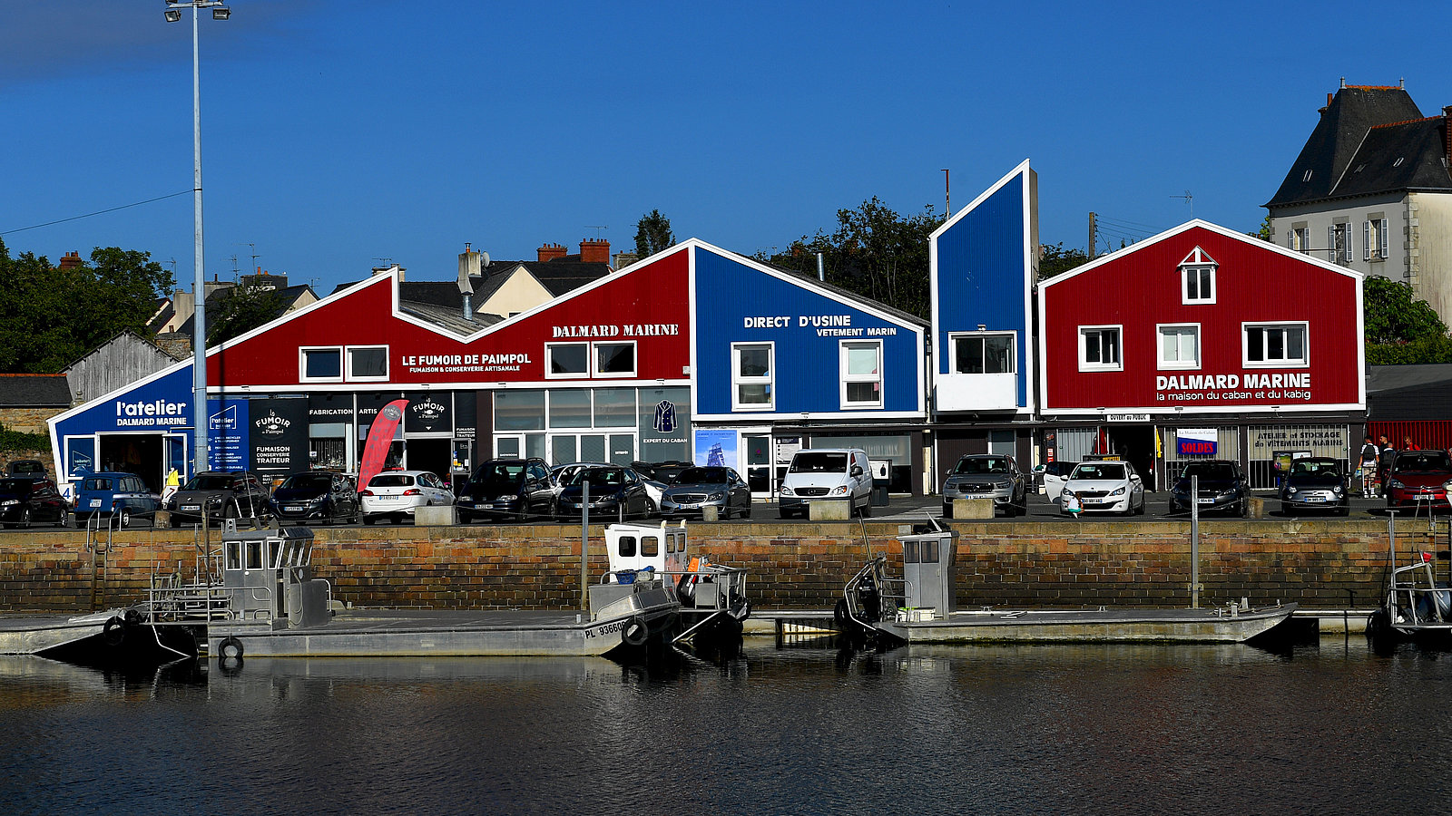 Bâtiment bleu et rouge sur le port de Paimpol