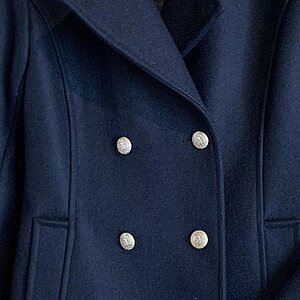 Personnalisation textile - changement de boutons caban Dalmard Marine Personnalisation textile - changement de boutons caban Dalmard Marine