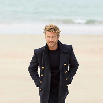 Homme sur la plage en caban inspiré de la Marine Nationale Homme sur la plage en caban inspiré de la Marine Nationale