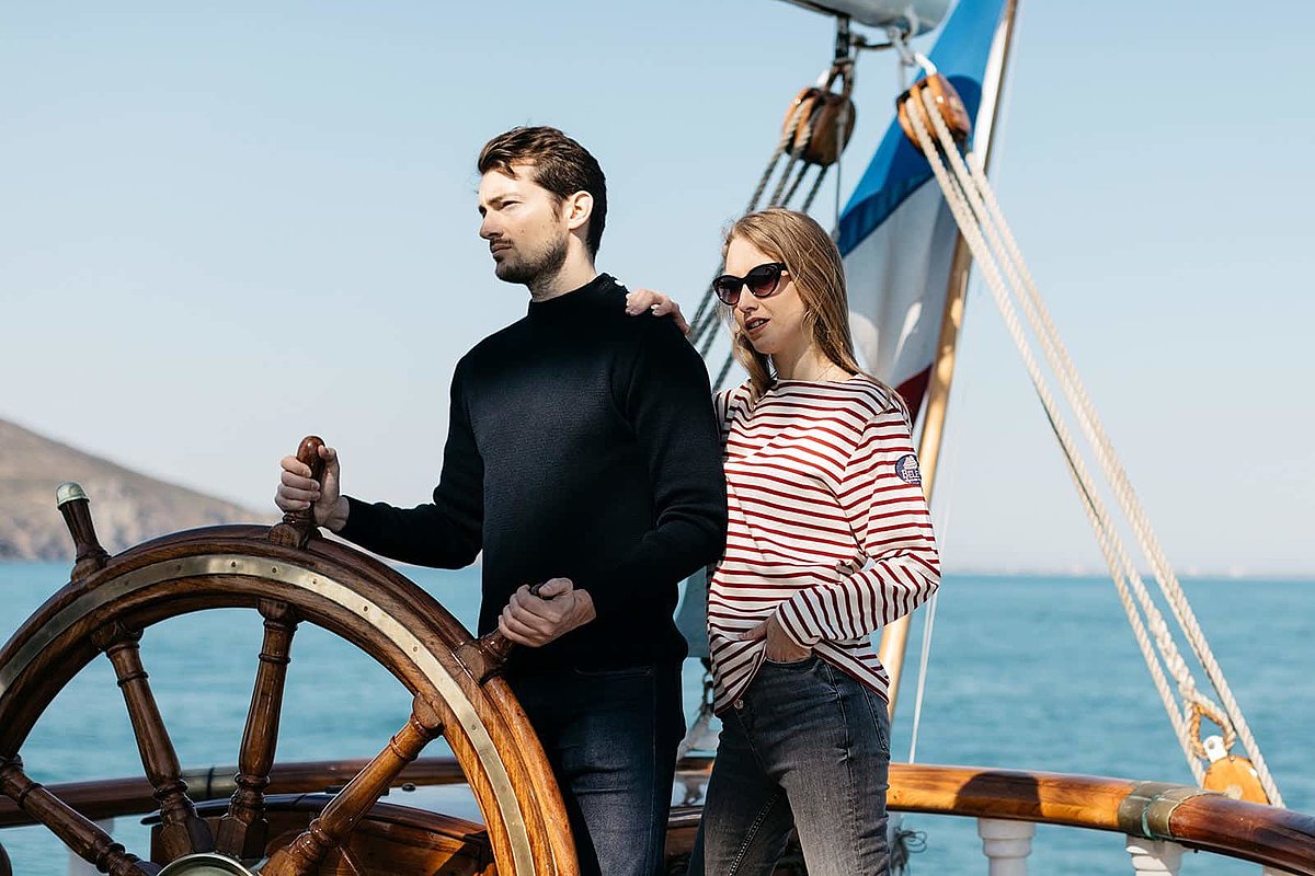Couple à la barre du Belem en pull marin et marinière Couple à la barre du Belem en pull marin et marinière