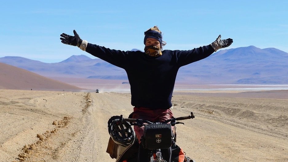 Bertrand dans le Sur Lípez en Bolivie avec son pull Bertrand pull marin Dalmard Marine