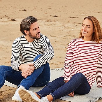 Couple en marinière à la plage