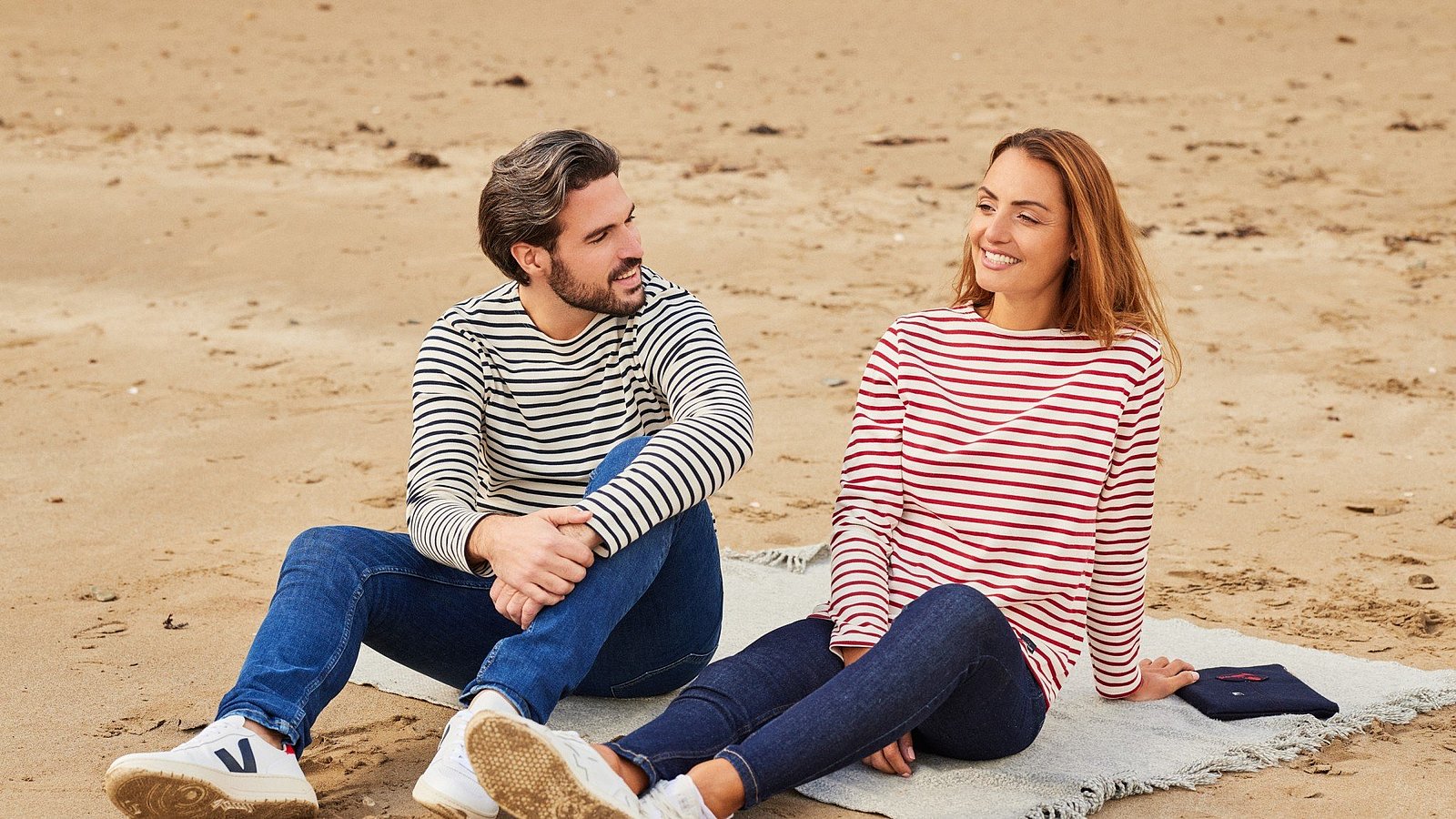 Couple en marinière à la plage