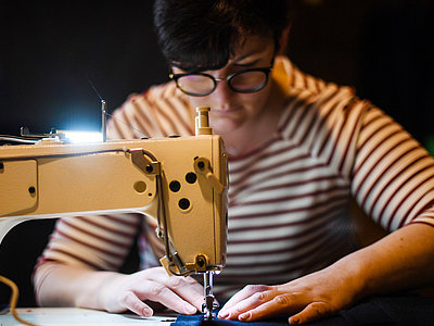 Couturière qui recycle les cabans à l'atelier 
